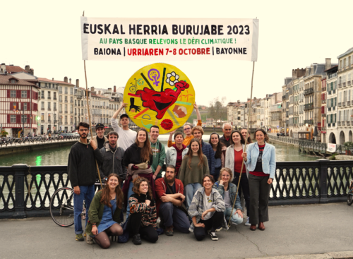 L'équipe organisatrice d'Euskal Herria Burujabe sur un pont au dessus de Nive à Bayonne 